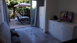 Studio cabine avec jardinet à 30 m de la plage, au calme.