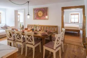 Gehobenes Ambiente in historischer Wohnung - Adelschlag