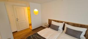 Triple Room with Lake View room in Hôtel Restaurant Cave Bel-Air