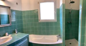 Villa AZURA, vue panoramique et proche mer à Santa Giulia, piscine chauffée