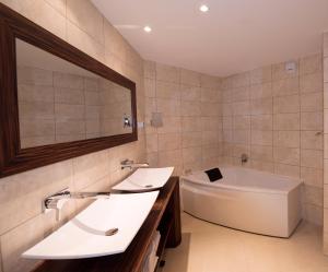 Hotels Best Western Premier Le Patio des Artistes Wellness Jacuzzi : photos des chambres