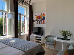 Orange Apartments Mere