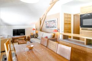 Charming 6th-floor 2-bedroom apartment with fireplace