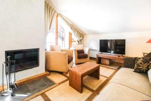 Charming 6th-floor 2-bedroom apartment with fireplace
