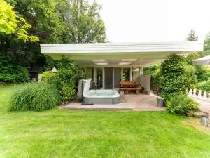 Holiday home in Oldenzaal with hot tub - 奥尔登扎尔