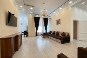 Comfortable luxury apartment with 3 rooms. Center heart of kiev