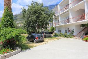 Apartments with a parking space Tucepi Makarska 2676