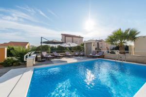 Apartments & Rooms Danivan Pool Villas 