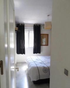 Modern 2 bedroom Penthouse with huge private roof top terrace,free parking and free WIFI