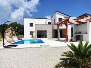 Lazy 8 Villa 