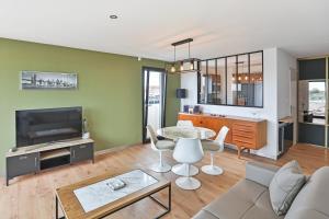 Vue panoramique mer et chenal même de la chambre ascenseur 50m2 situation idéale en option garage fermé privé