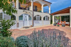 Teuta Apartments - a beach and a sea view 