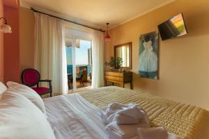 Deluxe Triple Room with Sea View room in Villa Letista