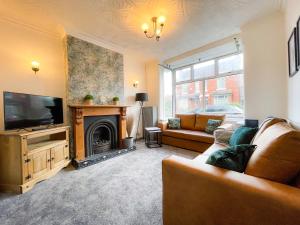 Spacious 4-Bed House in Crewe by 53 Degrees Property, Long-term discounts, Ideal for Contractors - FREE Parking - Sleeps 8