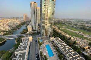 Cozy 2 BR apt Golf Tower Greens, stunning Golf views - Hôtels 5 étoiles à Dubaï