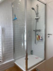 Maisons de vacances VILLA 600m de la plage calme Location possible a partir de 3 nuitees, pouvant accueillir 6-8 pers Activites nautiques randonnee velo peche golf casinos : photos des chambres