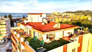 Spectacular penthouse 100m from beach