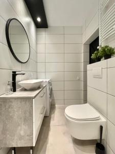 Copernicus Street Apartment - Broken Flowers and Twin Peaks