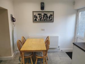 Immaculate 3 bedroom home with SuperFast WiFi Dragon Cottage Llansamlet Swansea