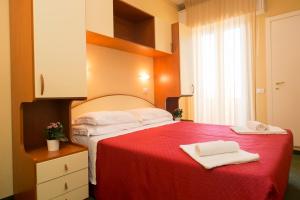 Double Room with Partial Sea View room in Hotel Crosal