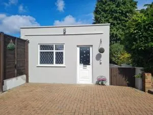 Private luxury Annex apartment with secure free parking - Claygate