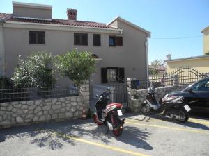 Apartment Damir with Sea View 22 pax