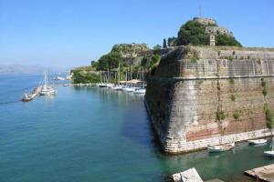 Bright Newly Renovated Apt Near Beach & Center+AC