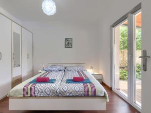 Holiday Home Vrt by Interhome