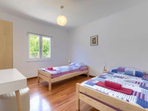 Holiday Home Vrt by Interhome