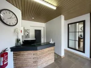 Hôtel Les 4 Chênes - 莱西吉内