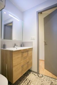 Appartements Logis des Halles du Coderc : Appartement avec Douche