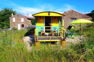 Tentes de luxe La Ferme De Chenevier, La Roulotte Fleurie 2/4pers : photos des chambres