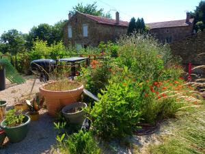 Tentes de luxe La Ferme De Chenevier, La Roulotte Fleurie 2/4pers : photos des chambres