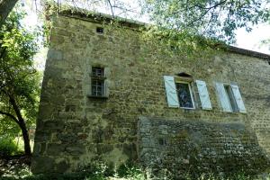 Tentes de luxe La Ferme De Chenevier, La Roulotte Fleurie 2/4pers : photos des chambres