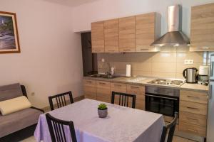 Apartment in Mundanije with terrace, air conditioning, WiFi (4912-2) 