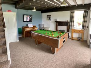 Garth Stunning Scenic semi rural Cottage with Games room