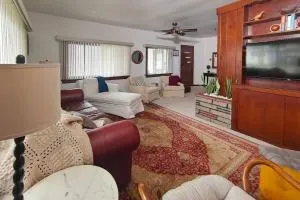 Huge historic, w/large yard & close to beach - Onekama