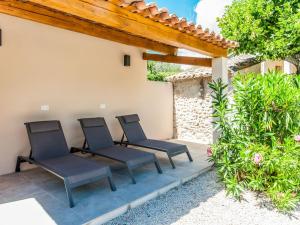 Maisons de vacances Wonderful Holiday Home in Vaison la Romaine with Pool : photos des chambres