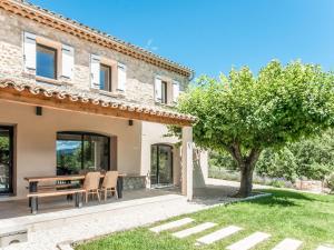 Maisons de vacances Wonderful Holiday Home in Vaison la Romaine with Pool : photos des chambres