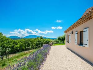 Maisons de vacances Wonderful Holiday Home in Vaison la Romaine with Pool : photos des chambres