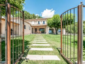 Maisons de vacances Wonderful Holiday Home in Vaison la Romaine with Pool : photos des chambres