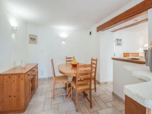 Maisons de vacances Holiday Home in Saint Laurent de Carnols : photos des chambres