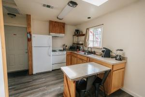 Standard One King Cottage with Jetted Bathtub  room in View Crest Lodge