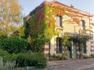 Maison d hôtes  les volets verts  et sa brocante