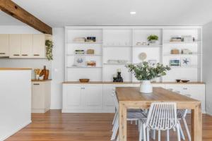 SALTWATER HOUSE - Opposite the beach and views over the lake!