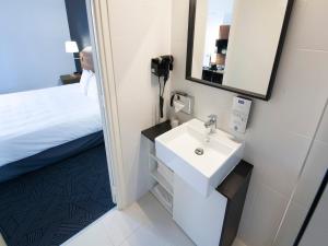Hotels Kyriad Hotel Clermont Ferrand Centre : photos des chambres