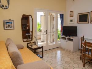 Beachfront apartment with big terrace and garden