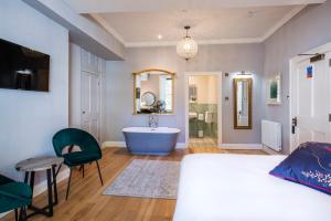 Large Double Room room in Eight