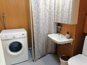 Keskustan kaksio parvekkeella, ilmastoitu.