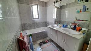 Maisons de vacances Maison de ville au calme, de plain pied, 2 chambres : photos des chambres